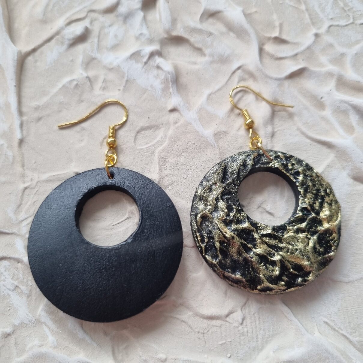 Textured Round Earring - Black and Gold